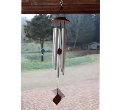 Les carillons à vent : Carillon argent Première Elite 66 cm pour une ambiance zen et reposante
